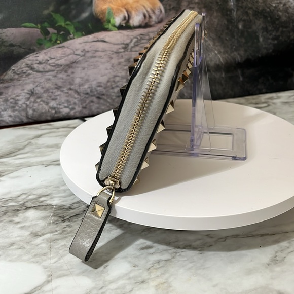 VALENTINO GARAVANI ZIP LONG WALLET WITH SILVER STUDS. - Picture 4 of 17
